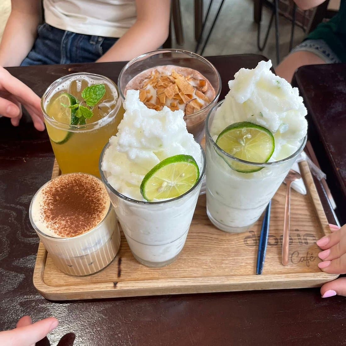 Một thực đơn đặc sắc các loại đồ uống Hà Nội tại Drop In Cafe ở Khu Phố Cổ.