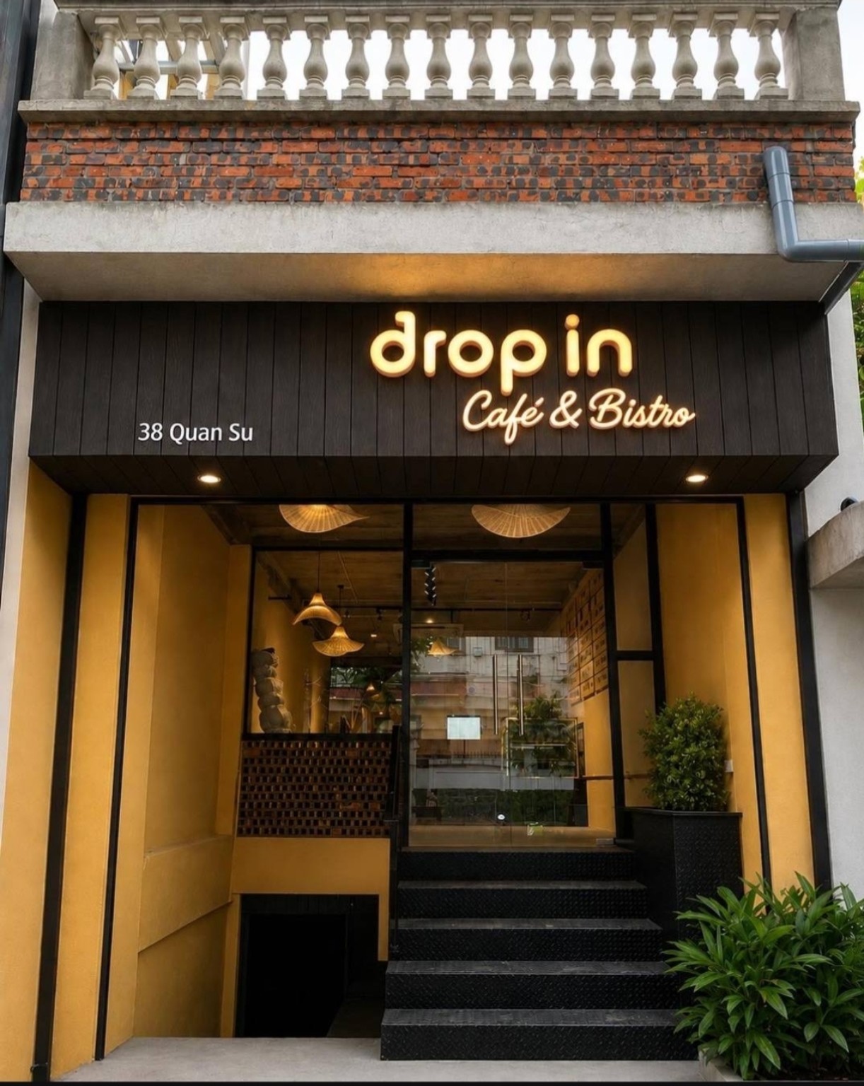 38 Quán Sứ의 Drop In Café & Bistro 입구