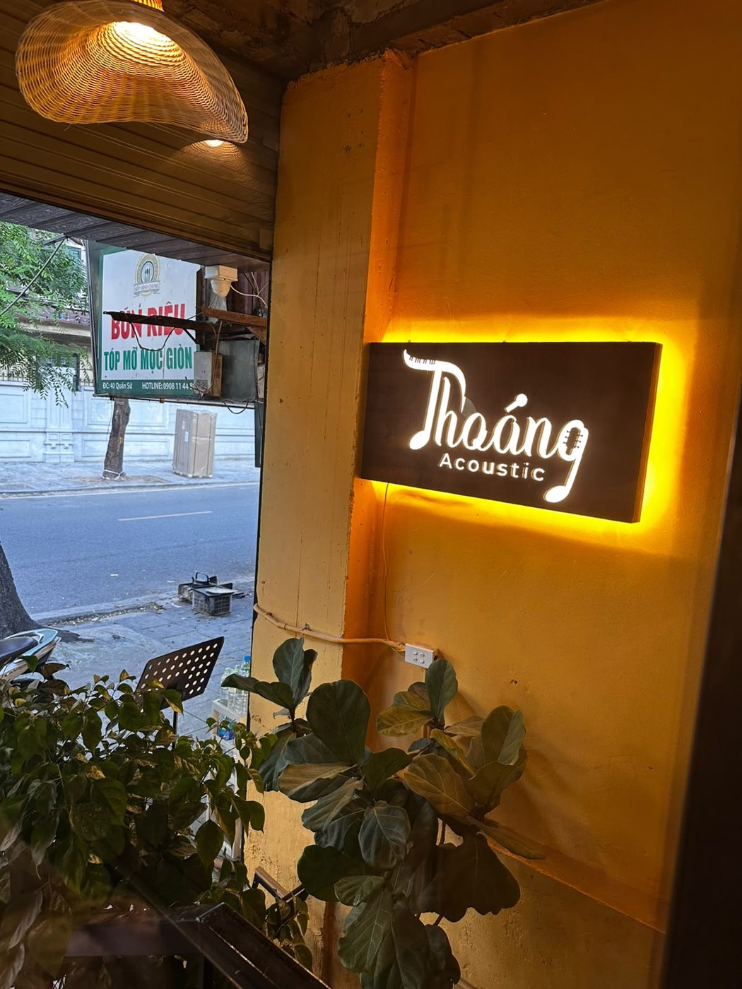 楼梯旁的 Thoáng Acoustic 招牌